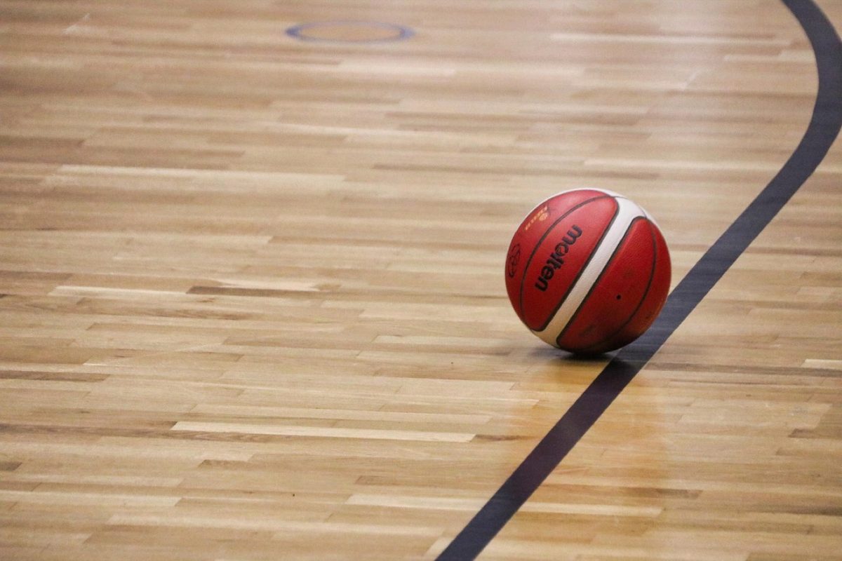 Essayer et ranger un sac de sport en salle
