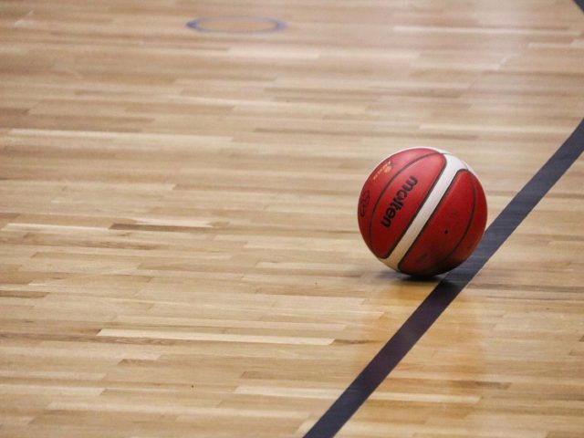 Essayer et ranger un sac de sport en salle
