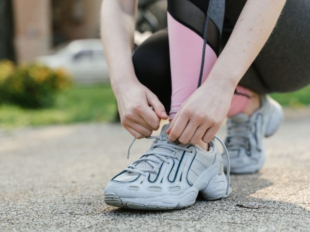 Les Chaussures de Fitness : Évitez les Erreurs qui Blessent vos Pieds